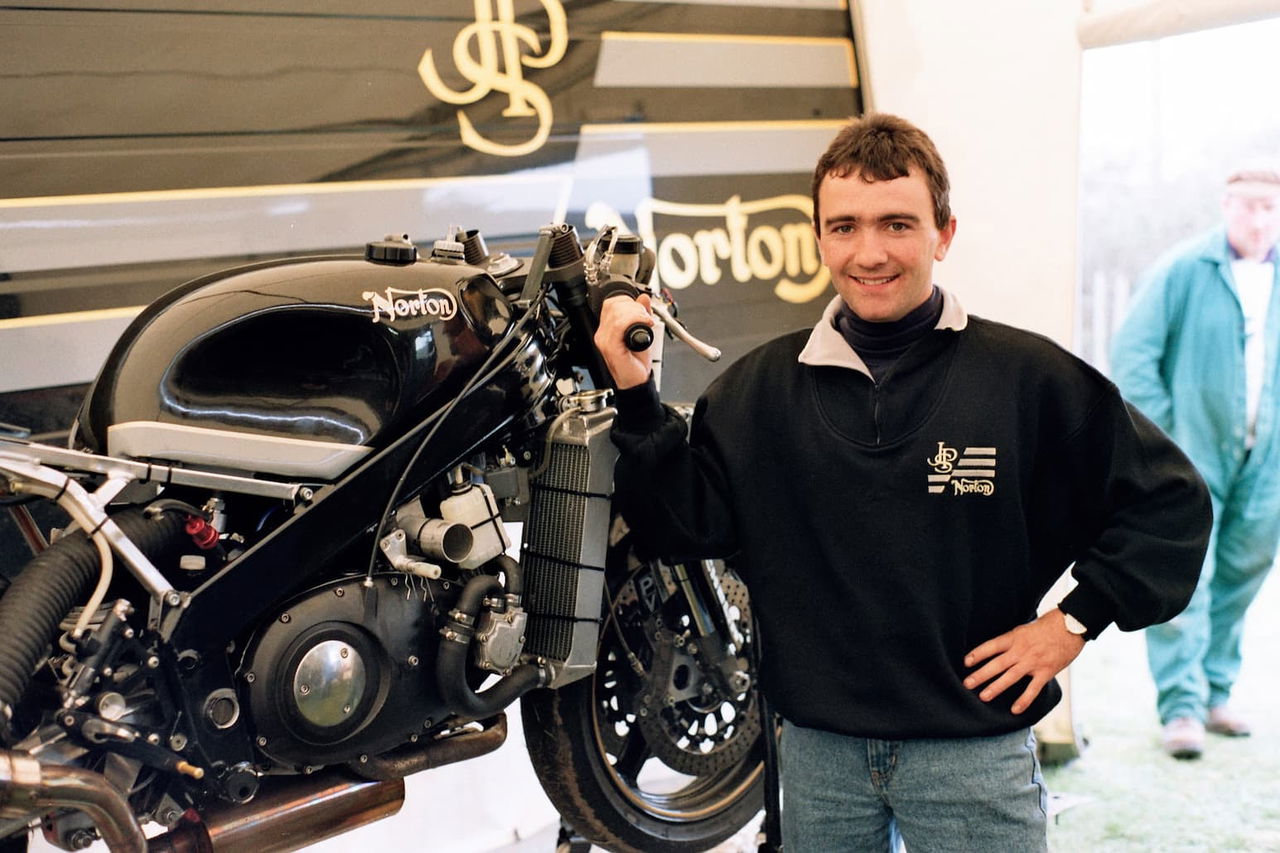 Michael Dunlop wird in der Formel -1 -Klassiker TT einen 588cc -Norton -Rotary fahren