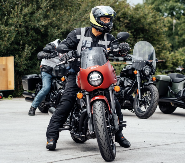 Über 200 indische Motorräder nehmen an der britischen National Rally Tour durch Cornwall teil