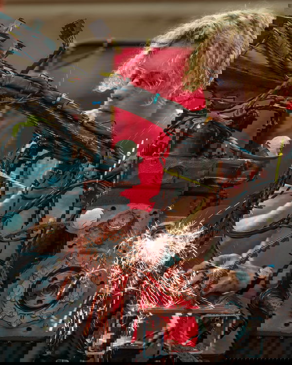 Alex Jennison arbeitet an seiner biodieselbetriebenen Harley