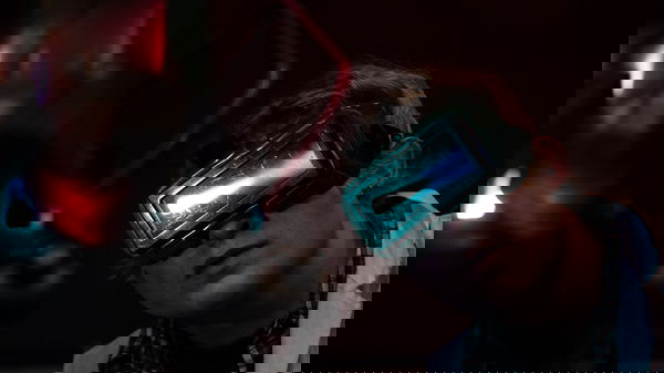 Alex Jennison arbeitet an seiner biodieselbetriebenen Harley