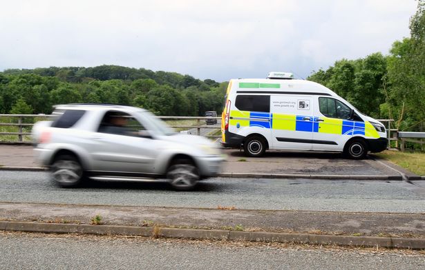 Biker in Cumbria Wheelies an der Polizei vorbei mehrmals an der Polizei vorbei