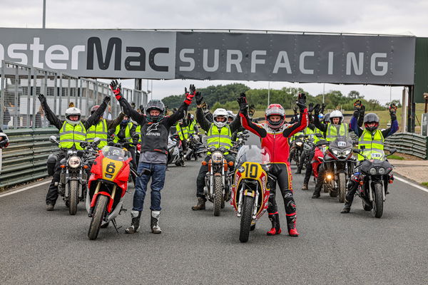 Randy Mamola mit den Fahrern, die an den Parade -Runden teilgenommen haben