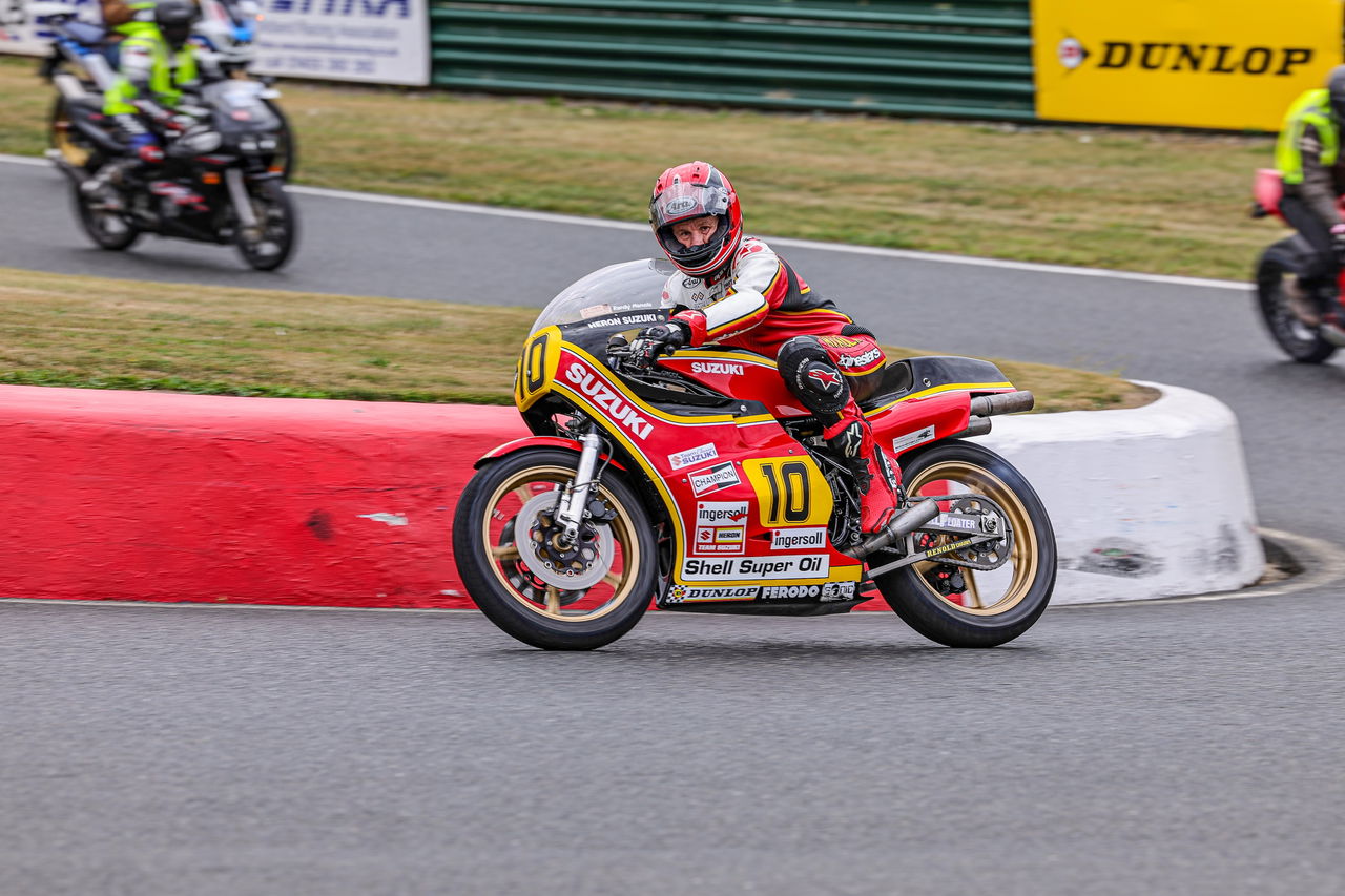 Randy Mamola und Heron Suzuki RG500 treffen sich im Mallory Park