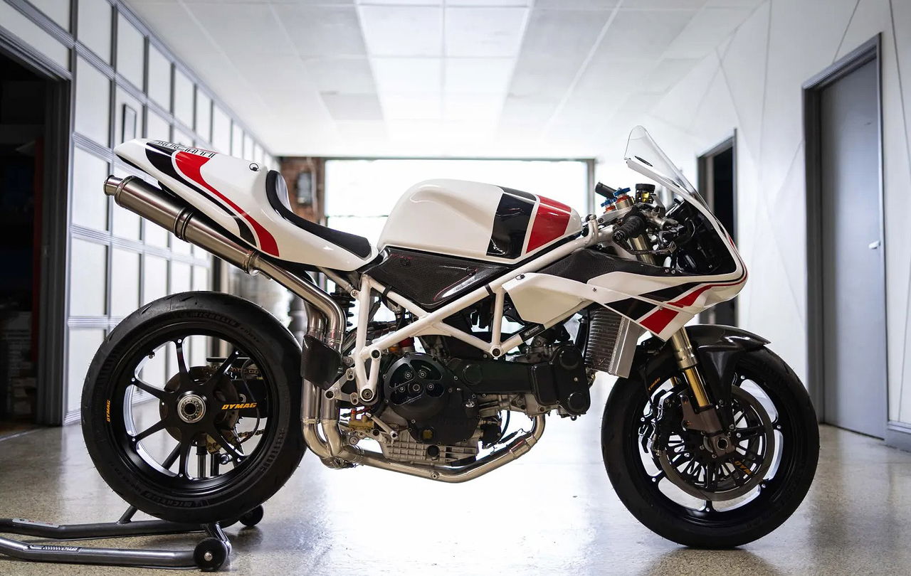 Ducati 748 erhält eine nackte Transformation aus Meisterschaftszyklen