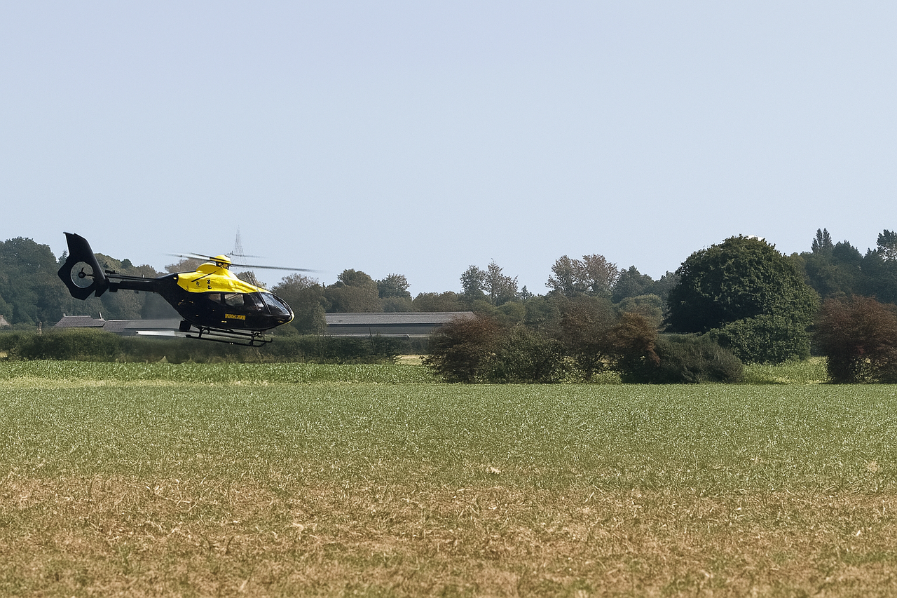 Polizeijagd Motorrad mit Hubschrauber und bestand darauf, dass sie angemessen gehandelt haben