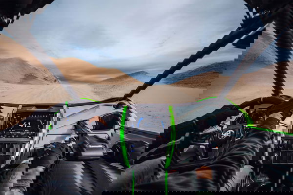 New Kawasaki Teryx wird in die Sanddünen gefahren. Fotokredit - Kawasaki