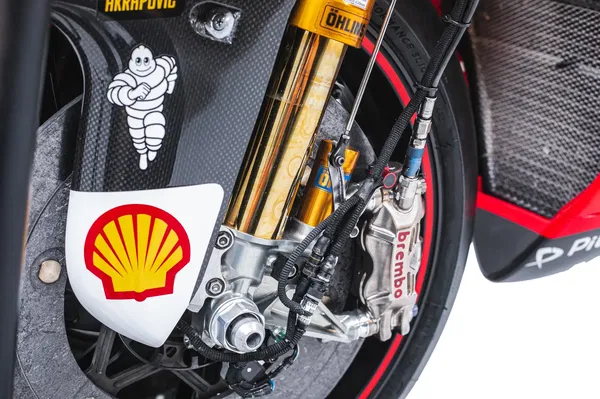 Das Bremssystem behält die Brembo -Bremssättel und Kohlenstoffscheiben bei