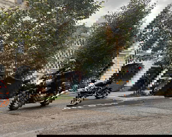 Fahren Sie mit dem Royal Enfield Interceptor 650 in London