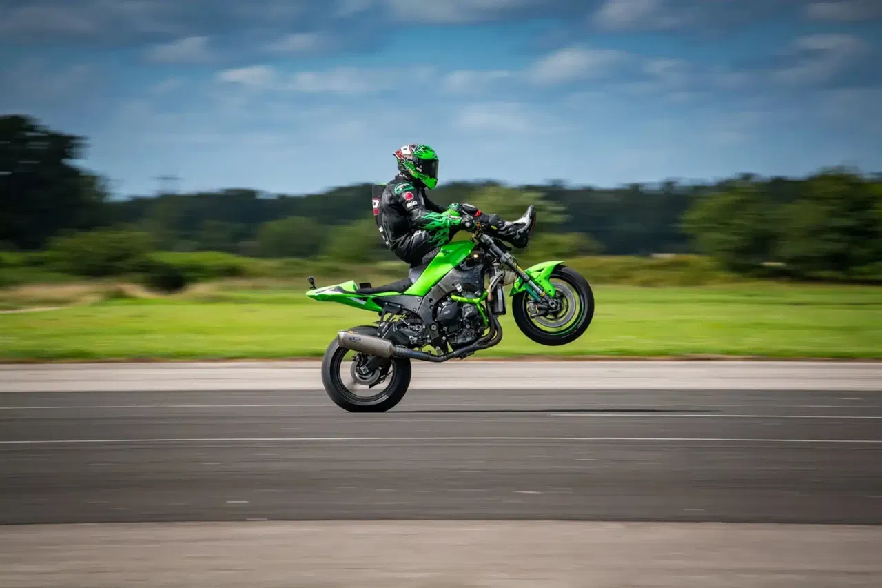 Jonny Davis strebt zwei weitere Motorrad -Stunt -Guinness -Weltrekorde an