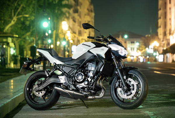Kawasaki Z650 unter den Lichtern