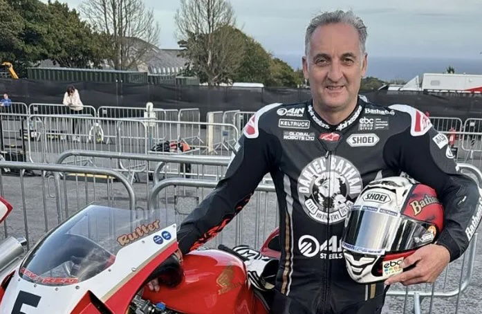 Michael Rutter erholt sich von schrecklichen Verletzungen, um die klassische TT -Parade -Runde zu fahren