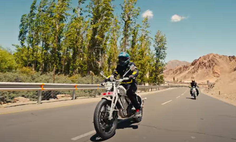 Royal Enfield Flying Floh wird in Indien einen Neigentest unterzogen