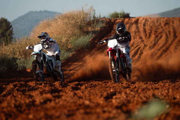 Stark Varg MX 1.2 Fahrräder in Aktion