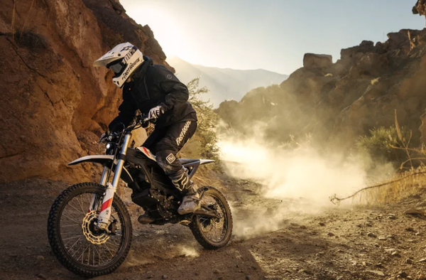 Zero XB Reiten auf einem Dirt Trail