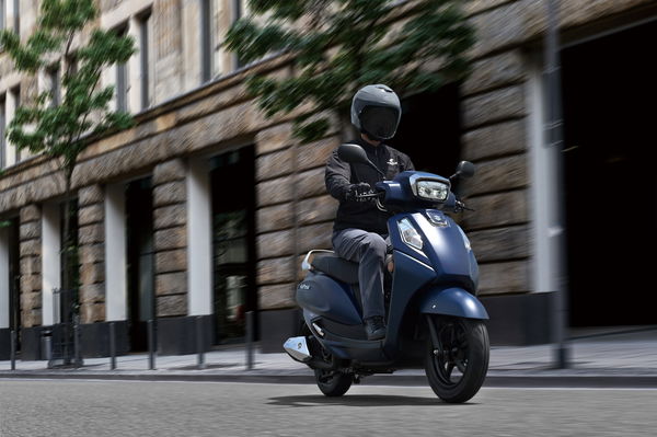 Suzuki Adresse 125 auf der Straße reiten