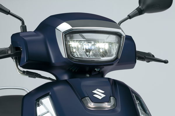 Suzuki Adresse 125 Scheinwerfer und Logo