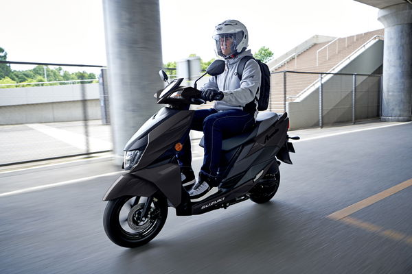 Suzuki avenis in seiner rein schwarzen Lackierung