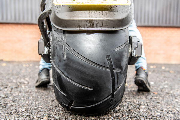 Der hintere Reifen ist ein ginormer 310 -Abschnitt 