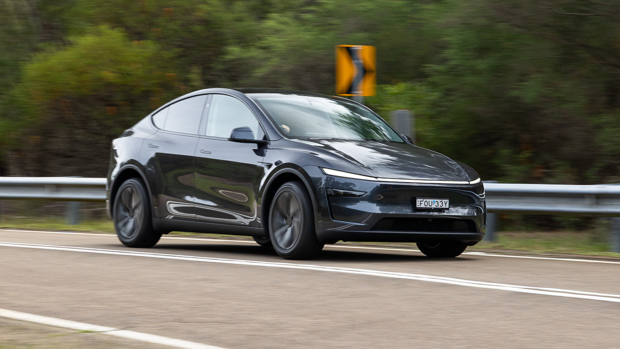 Tesla Modell Y 2025 Fahren 13