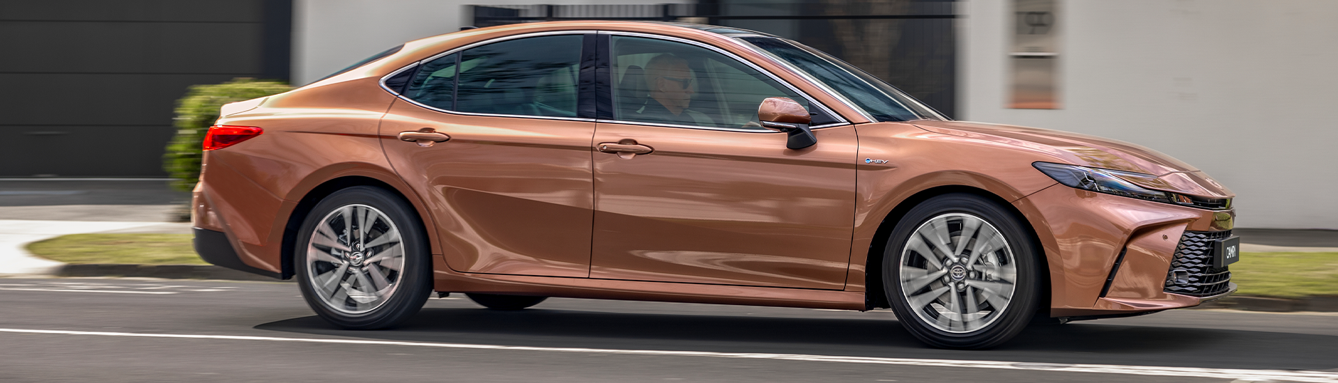 Toyota spaltet die Hybridaufstellung in "Effizienz" und "Leistung" -Bäume auf, während Offroaders und Sportwagen Elektrifizierung verfolgen