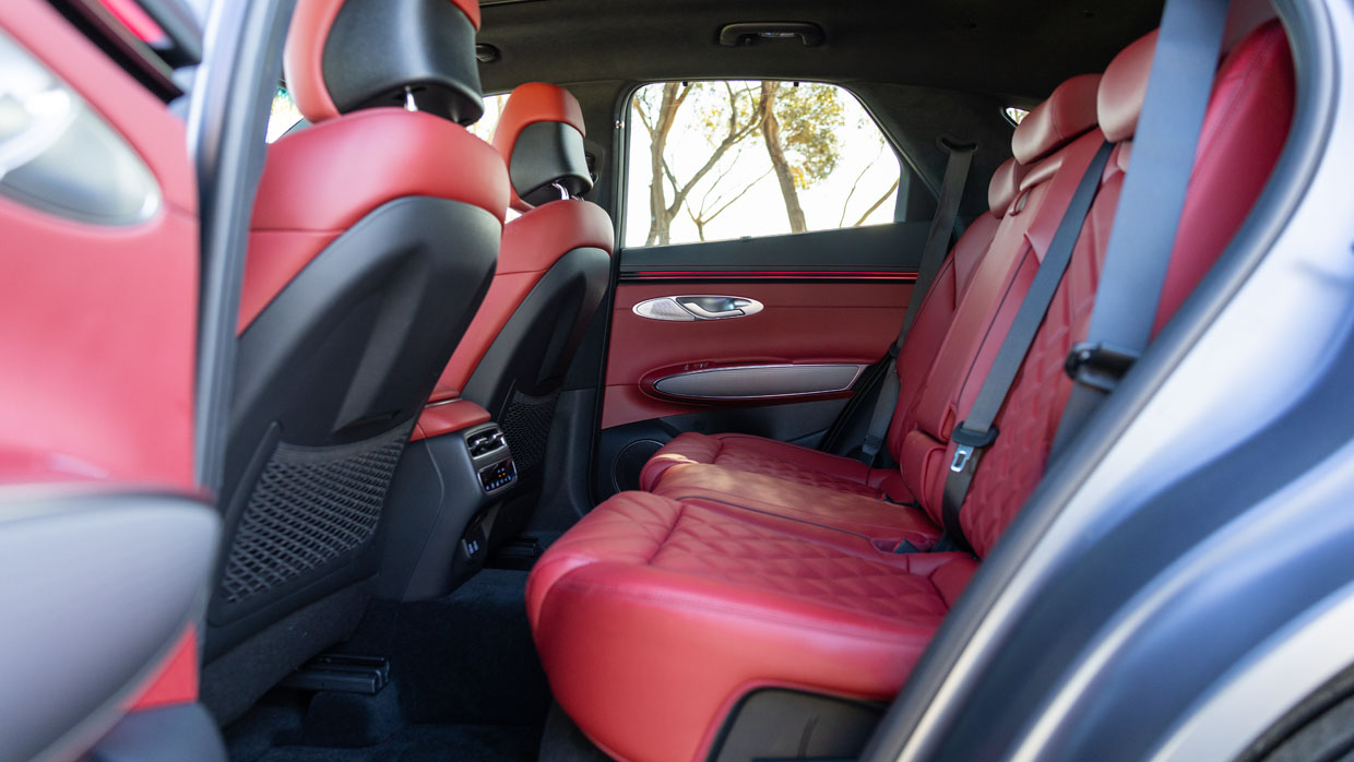 Rücksitze im Innenraum des Genesis GV70 3.5 Signature Sport 2025