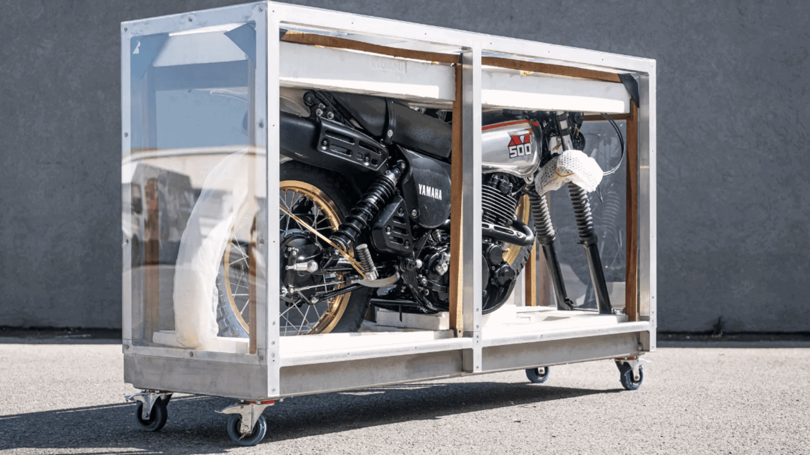 Die noch in der Verpackung befindliche Yamaha XT500 übertrifft den geschätzten Auktionspreis