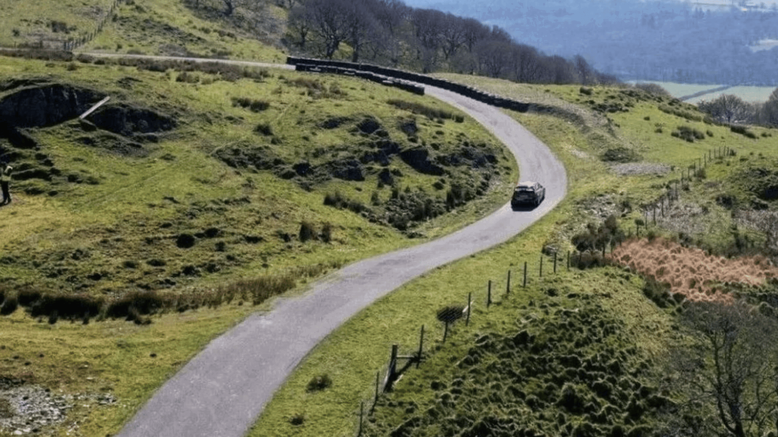In Wales steht ein Bauernhof mit einer zwei Meilen langen Rennstrecke zum Verkauf