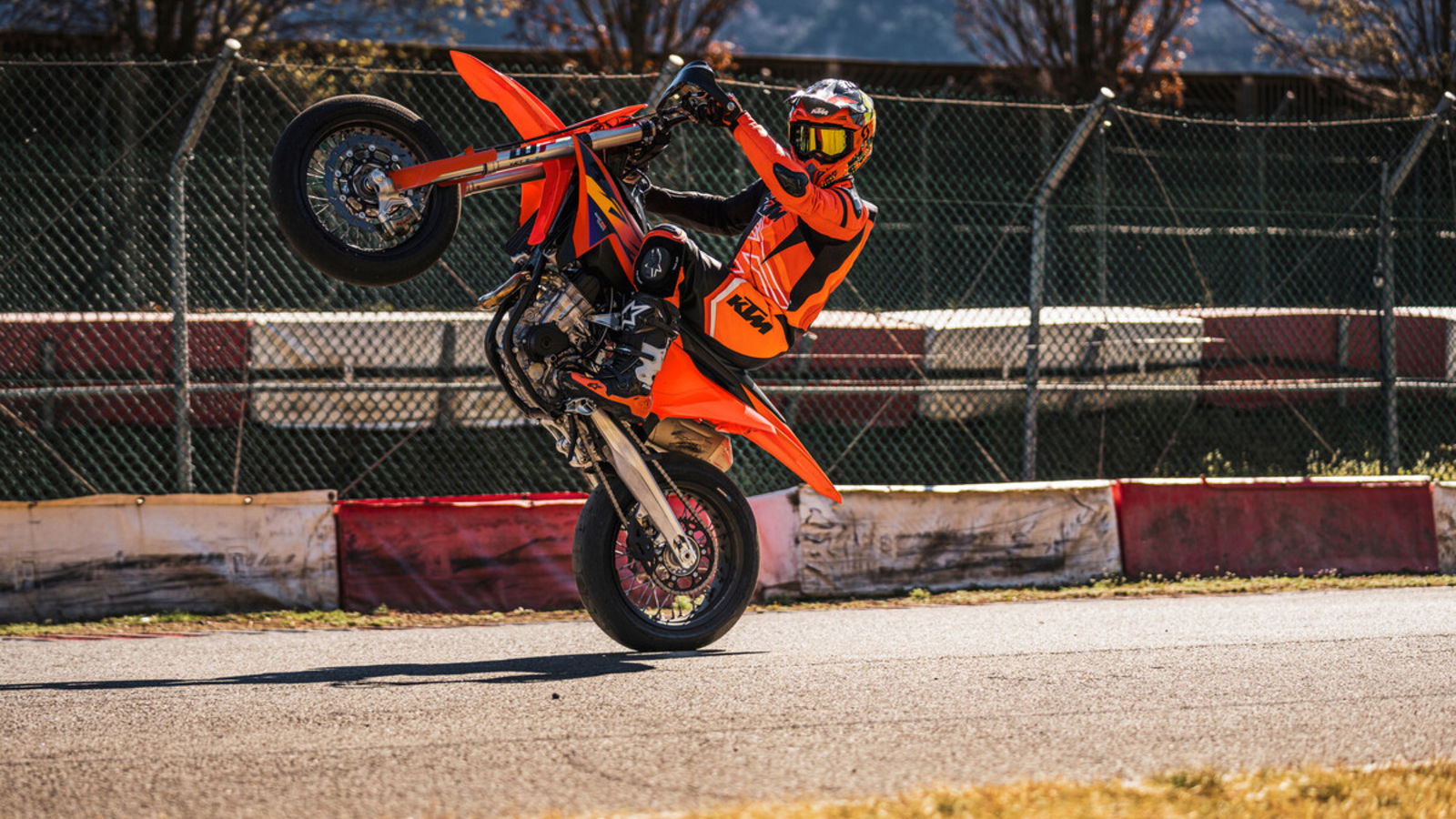 KTM stellt das vierte Supermoto-Modell 2026 mit aktualisierter 450 SMR vor