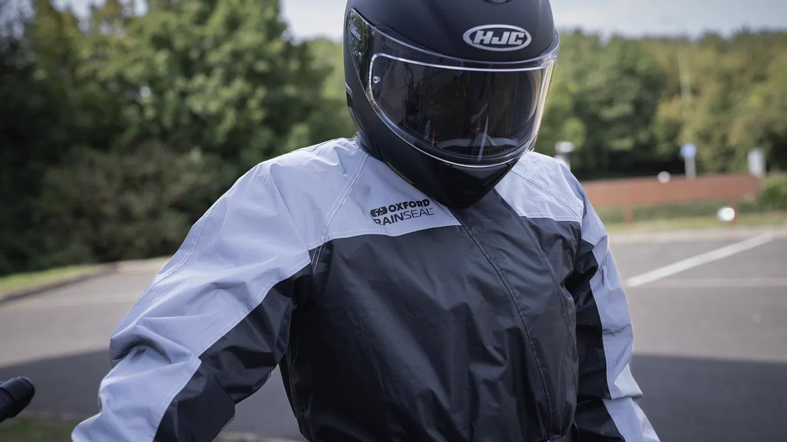 Oxford verleiht den Optionen des Rainseal-Anzugs Farbe und Sichtbarkeit