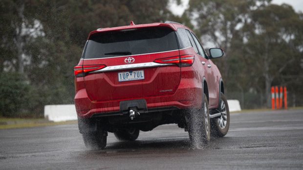 4WD Megatest Toyota Fortuner Crusade 2023 hinten fahrend