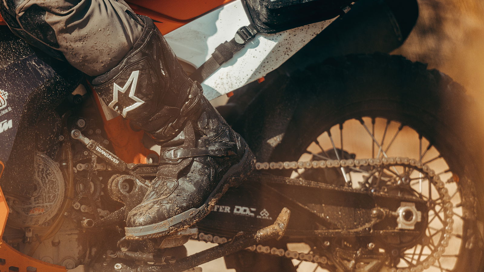 Der Alpinestars Corozal Drystar V2 Abenteuerstiefel ist in den britischen Läden erhältlich