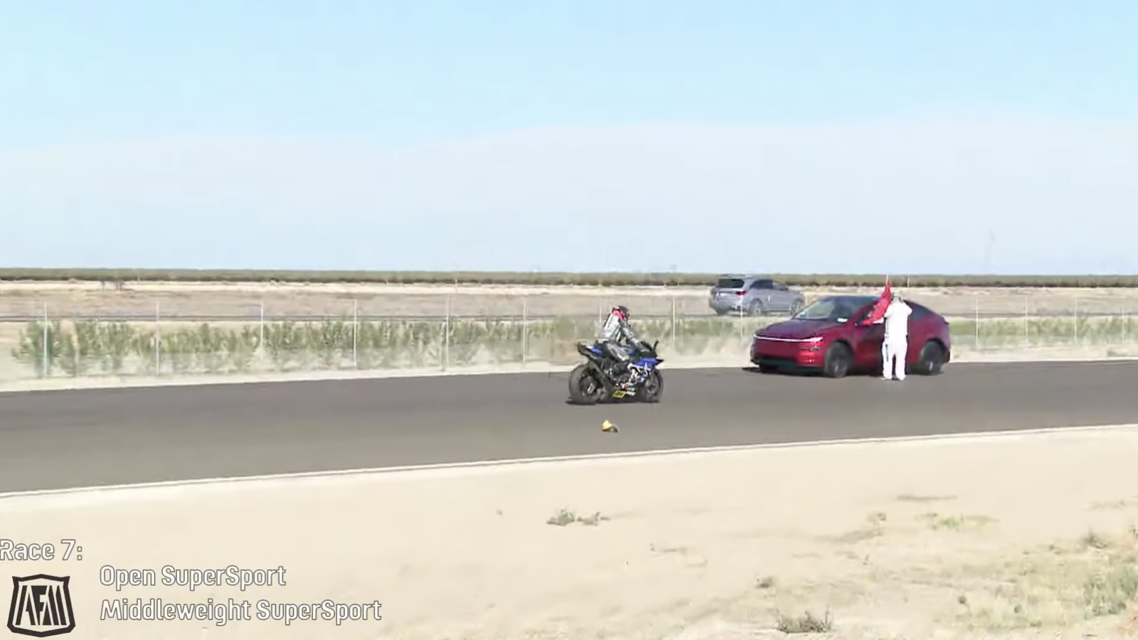 Tesla-Fahrer betritt den Buttonwillow Raceway während des AFM Supersport-Rennens