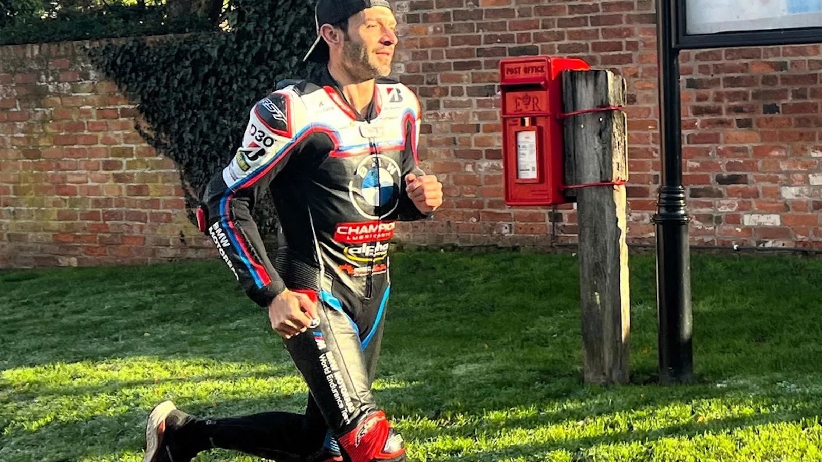 WorldSBK- und MotoGP-Legende Sylvain Guintoli nimmt in Rennlederbekleidung am London-Marathon teil