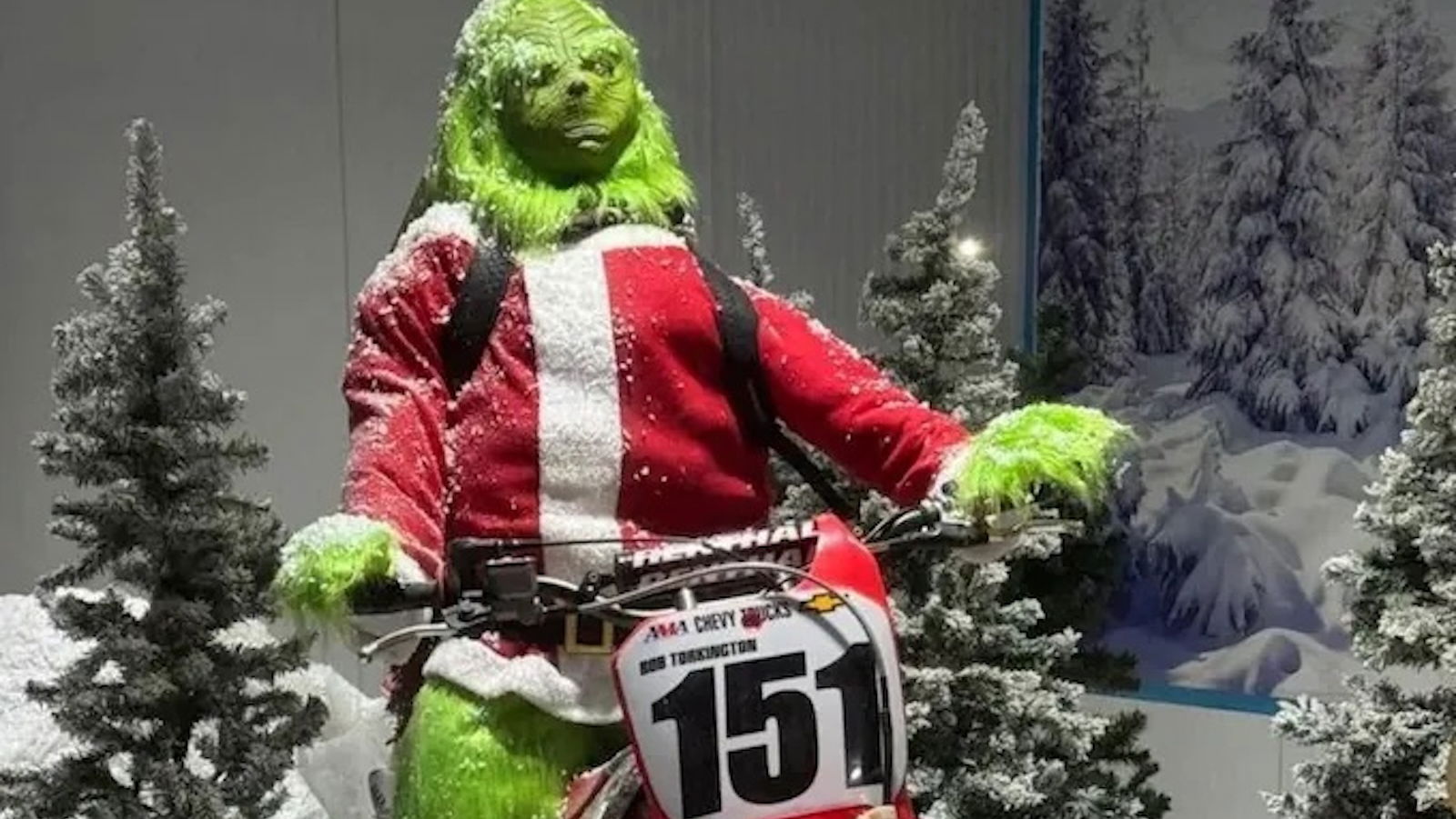 Grinch-Weihnachtsausstellung überfallen, weil Kriminelle Dirtbikes gestohlen haben