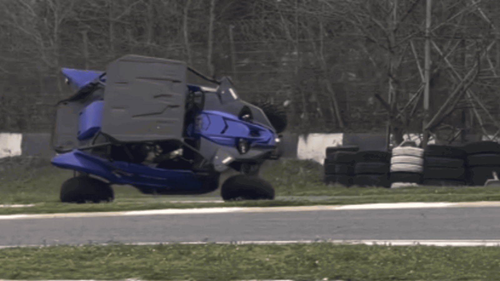 MotoGP-Star Toprak Razgatlioglu fährt ein Yamaha-Vierrad auf zwei Rädern