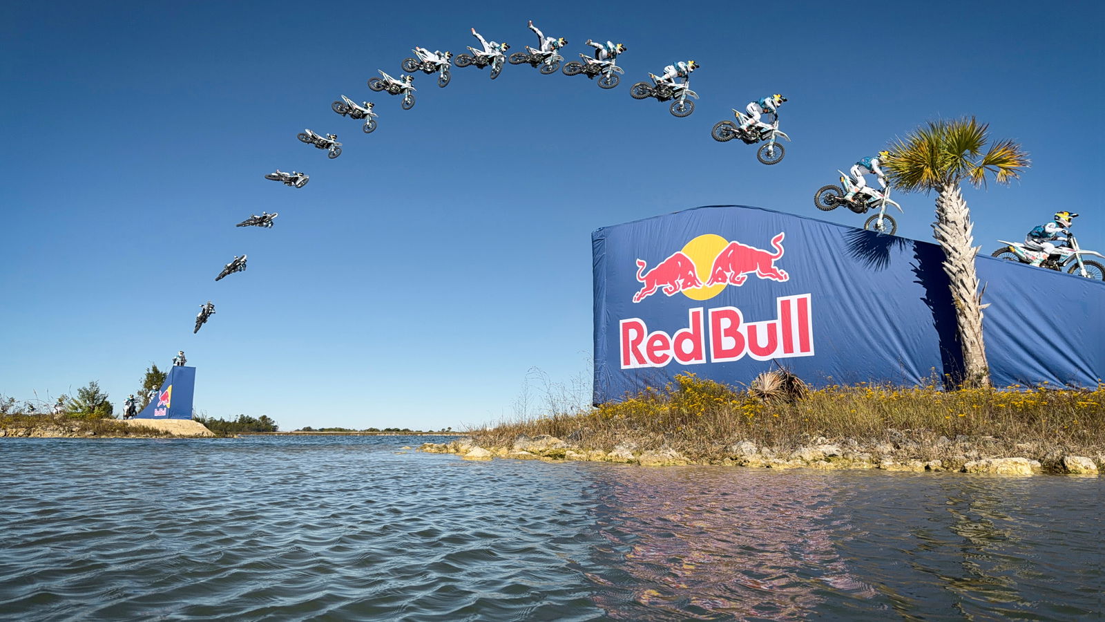 Sehen Sie, wie Tyler Bereman in Red Bull Island Hopper mit einem Dirtbike über sechs Inseln springt