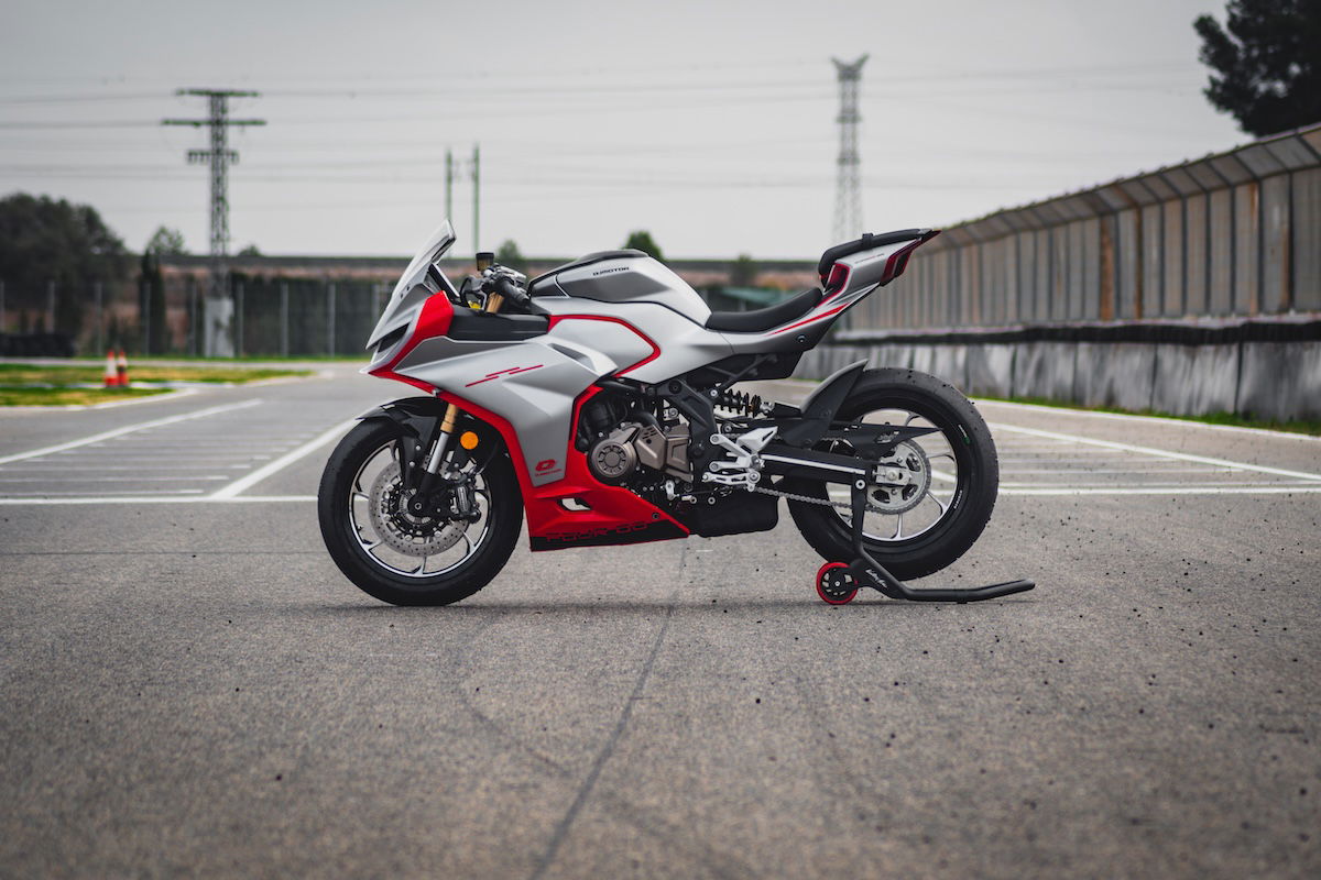 Seitenansicht des neuen QJMotor SRK 421 RR