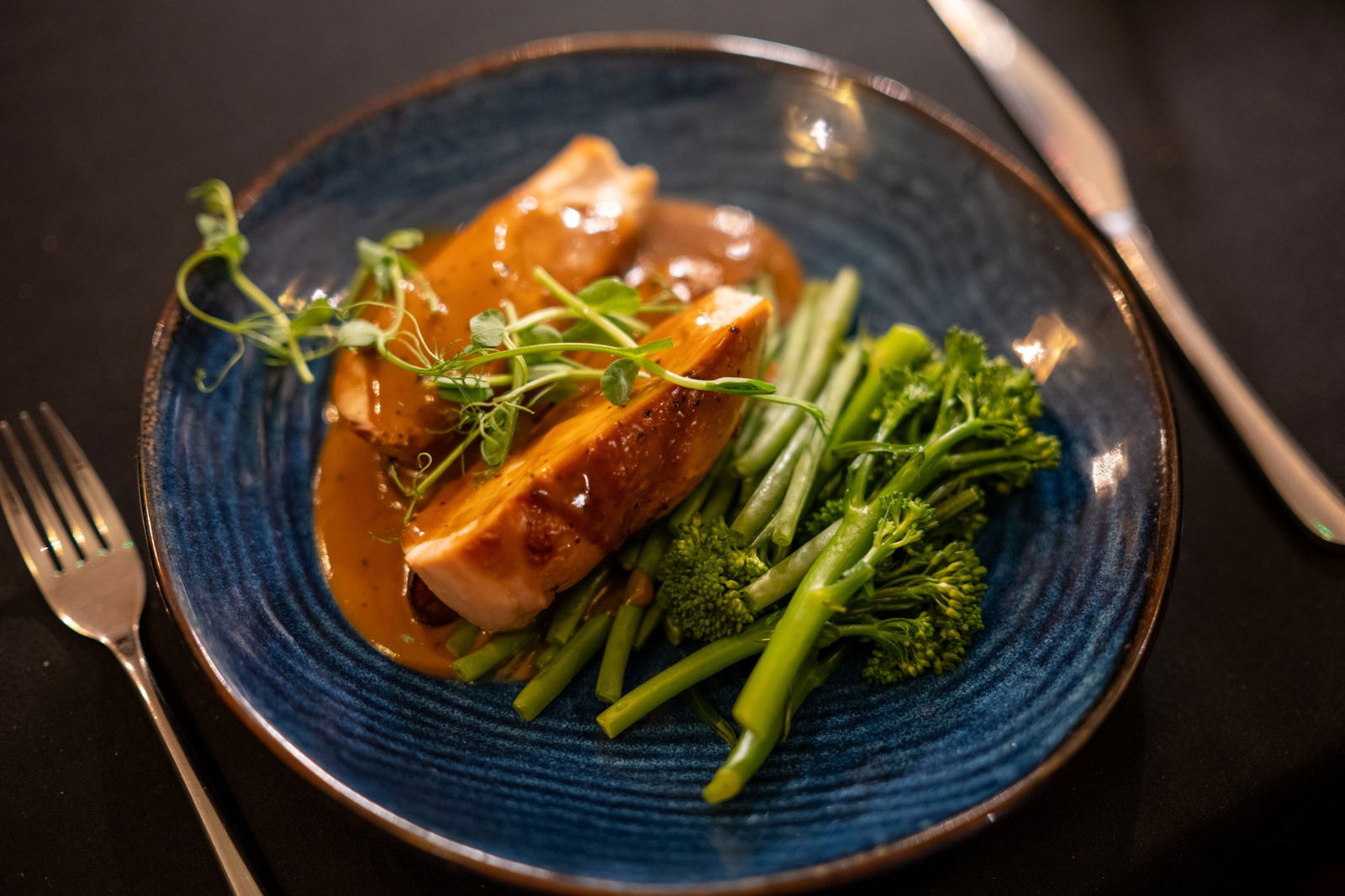 Das Essen ist ausgezeichnet, mit einer abwechslungsreichen Speisekarte