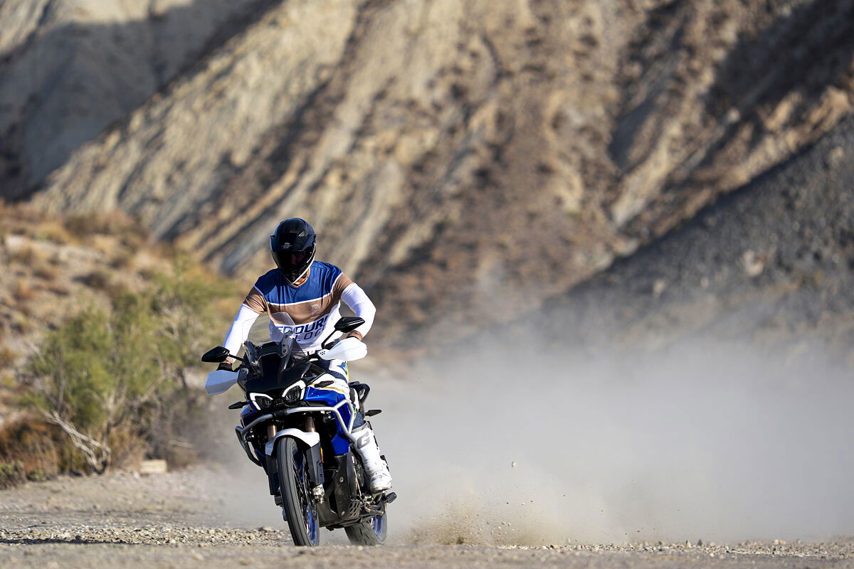 MV Agusta Enduro Veloce im Gelände unterwegs