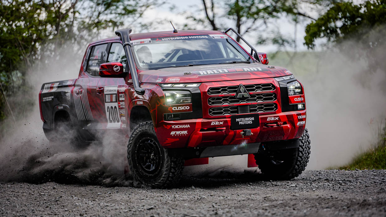 2024 Mitsubishi Triton AXCR Rallye ute vorne 3/4 4 Staub