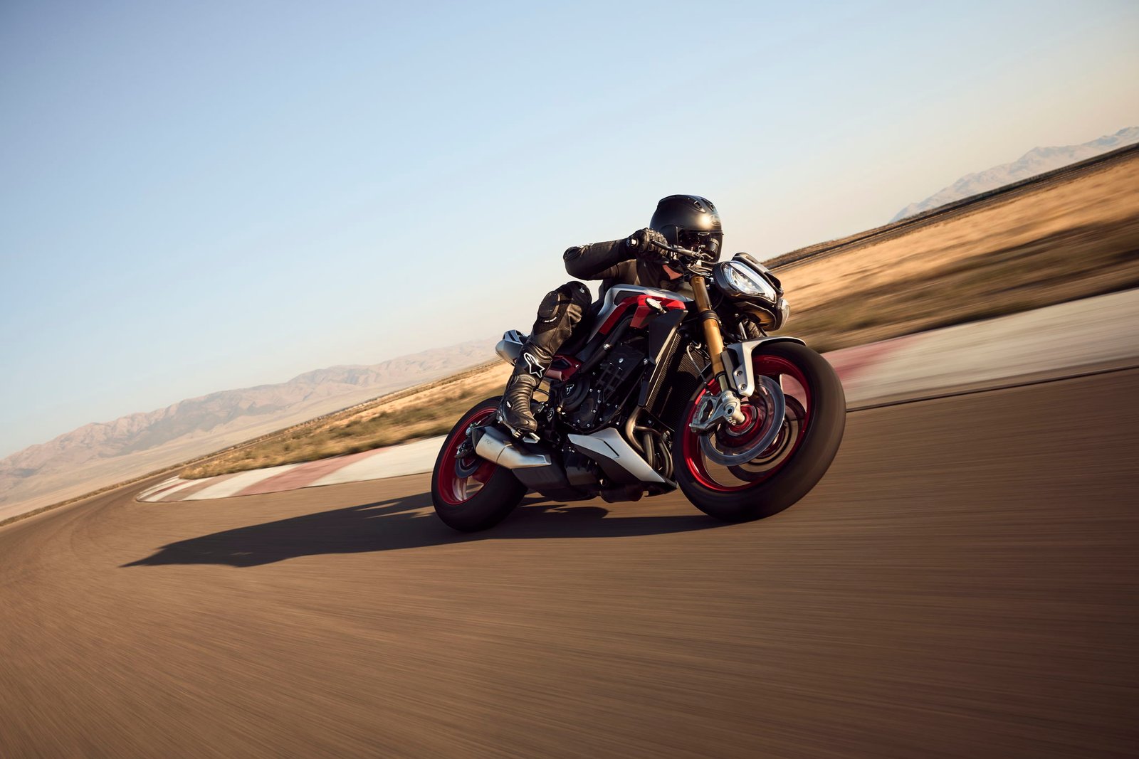 Neue Triumph Street Triple 765 RX auf einer Rennstrecke