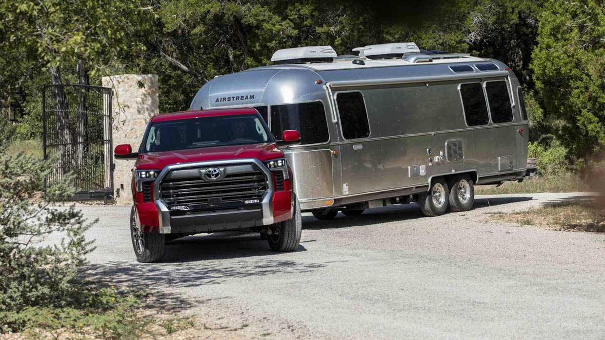 2023 Toyota Tundra Limited zieht Airstream-Wohnwagen