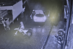 Appleyard Motorcycles wird Opfer eines Rammangriffs, bei dem mehrere Fahrräder gestohlen werden