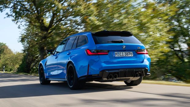 2024 BMW M3 Touring blaues Heck, 3/4 Fahraufnahme