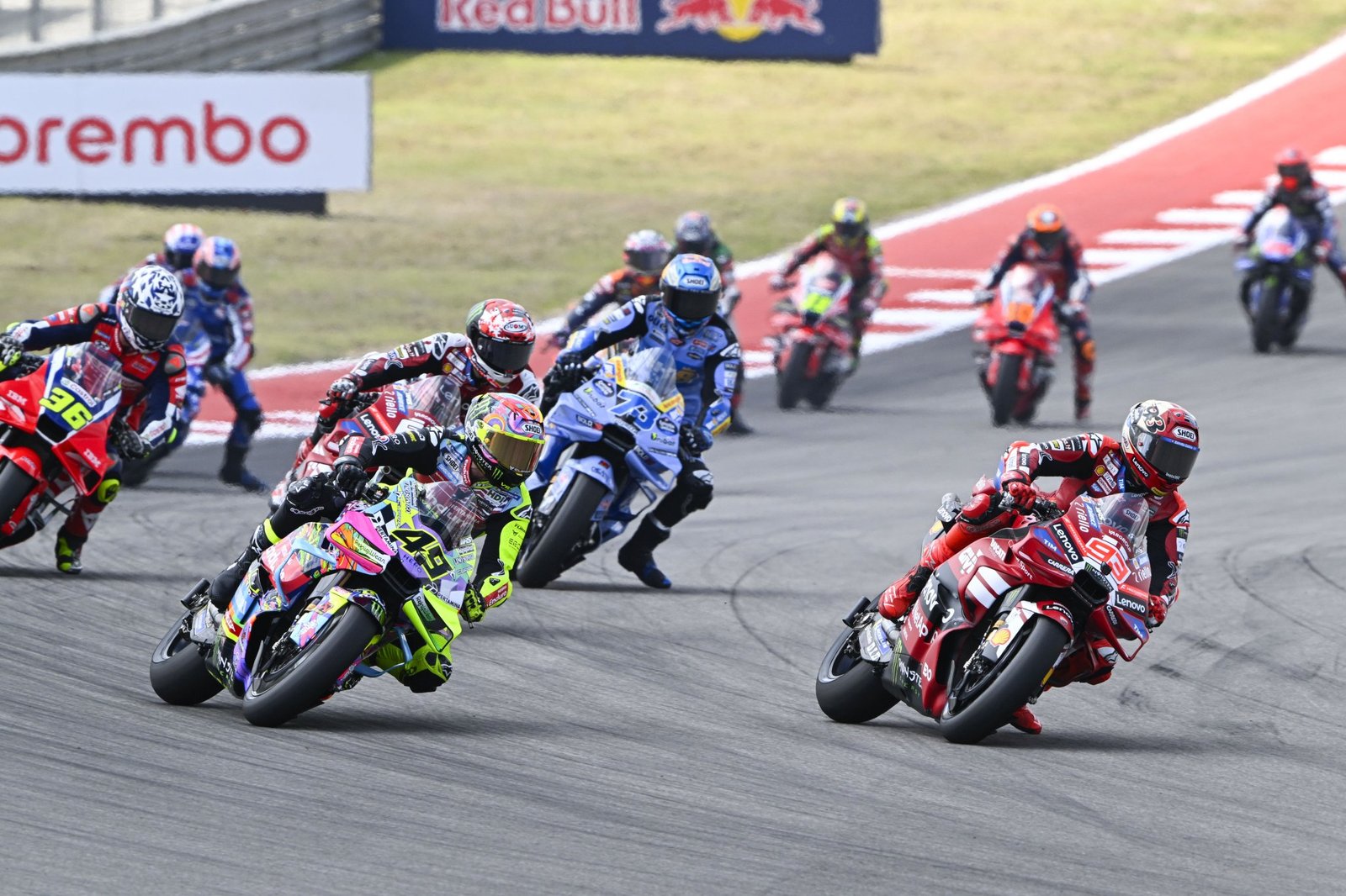 Marc Marquez spielt einen Pass auf Fabio Di Giannantonio. Bildnachweis: Gold und Gans