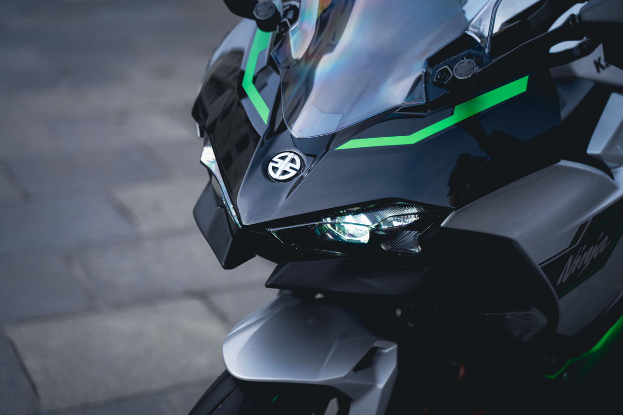 Vorderansicht einer Kawasaki Ninja 7 Hybrid 2024