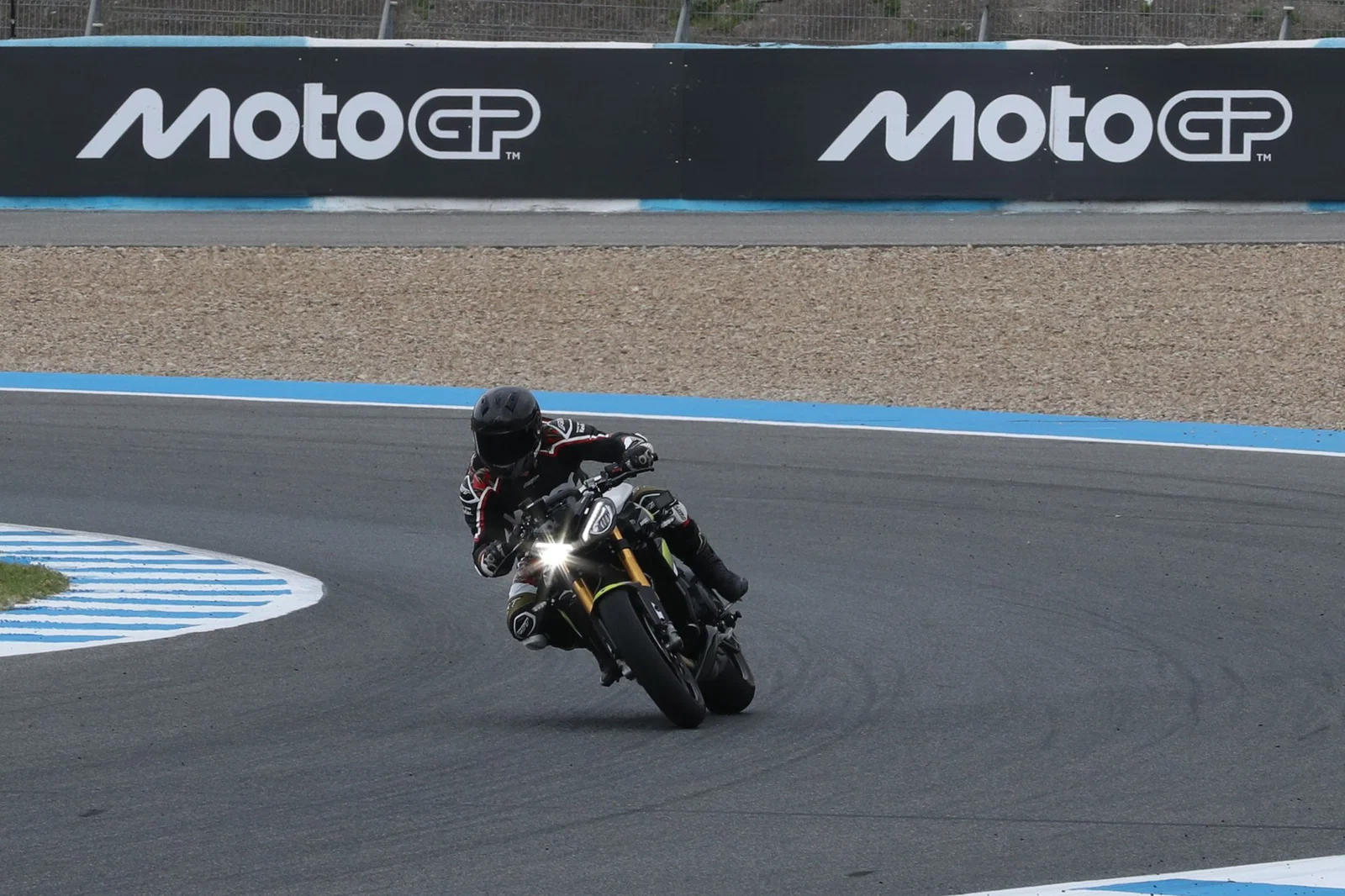 Die Triumph Street Triple 765 Moto2 Edition – fahren