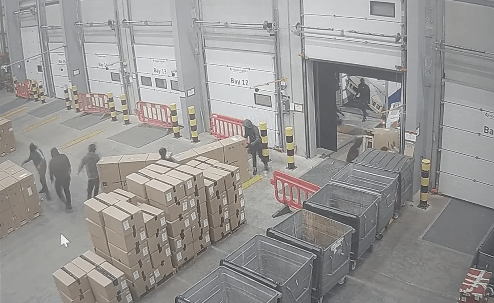 Maskierte Bande, die Fahrräder im Wert von 140.000 Pfund gestohlen hat