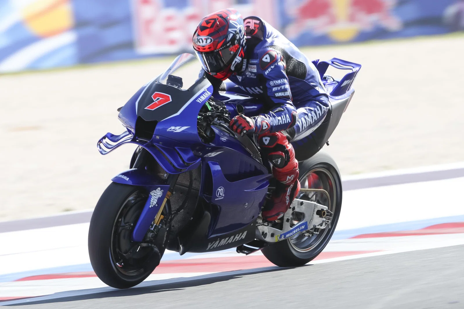 Augusto Fernandez fährt die neue Yamaha V4. Kredit - Gold und Gans.