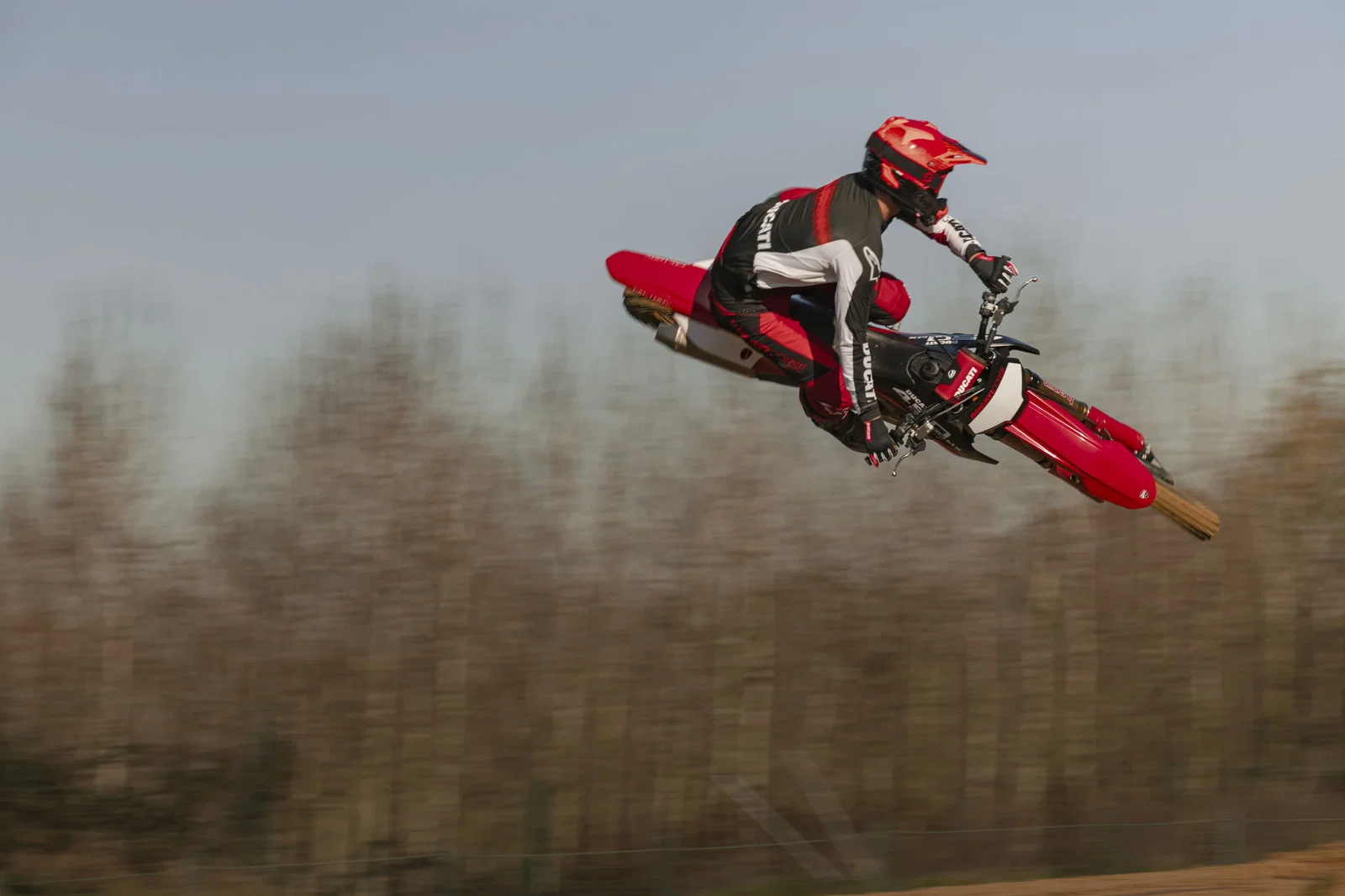 Neue Ducati Desmo450 MX Factory in der Luft